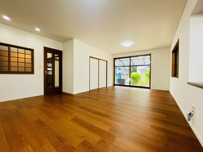 LDK別角度です。奥の襖は和室の出入り口です。手前には室内窓がございます。