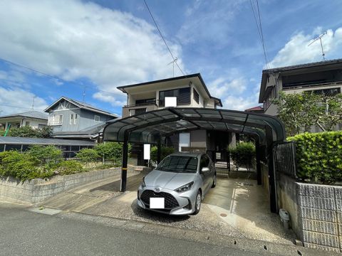 現地外観です。カーポート付きで2台、その横に1台駐車可能で並列3台可能な駐車スペース有。前面道路も6ｍ幅で出し入れしやすいです。