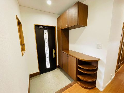 玄関には大き目のシューズボックスも完備でご家族のお靴もしっかりと収納できます。