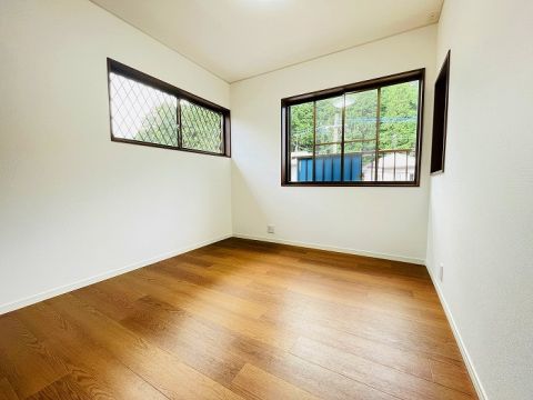 2階南東約5帖洋室。3面採光の明るい空間になっております。