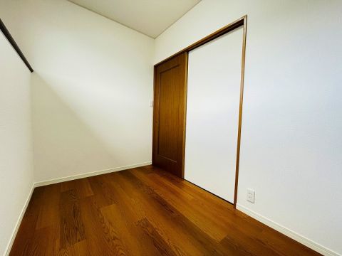 2階納戸。こちらも約3帖のスペースがございます。季節ごとの収納もしっかりできる広さですね。