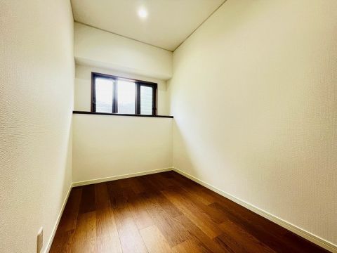 1階納戸。約3帖の広々とした納戸で大きな荷物も収納できます。