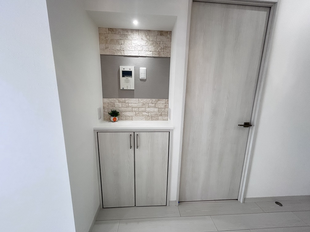 リビングにカウンター付き収納（エコカラット付き）