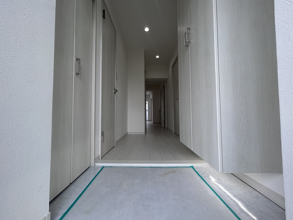 玄関両サイドに収納有