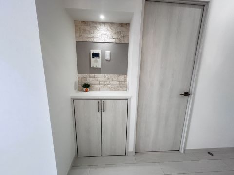 リビングにカウンター付き収納（エコカラット付き）