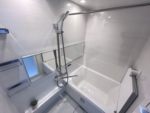 白を基調とした清潔感のある浴室