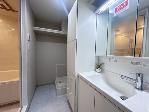 洗濯機置場上部にも収納棚