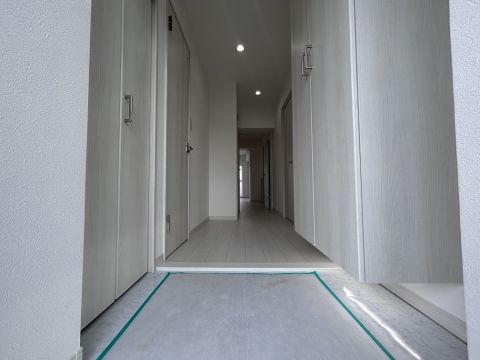 玄関両サイドに収納有