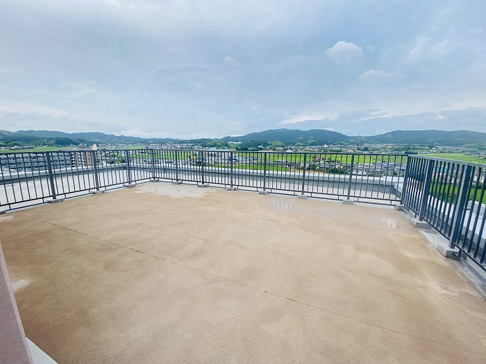 10階部分ルーフバルコニーです。かなりゆとりのある空間でお洗濯ものはもちろん、夏はお子様のプール遊びなど色々な活用が出来そうです。