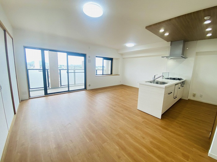 LDK別角度です。ガラス戸からはあたたかな光が流れ込んでいます。出窓もついておりインテリアも楽しめそうですね。