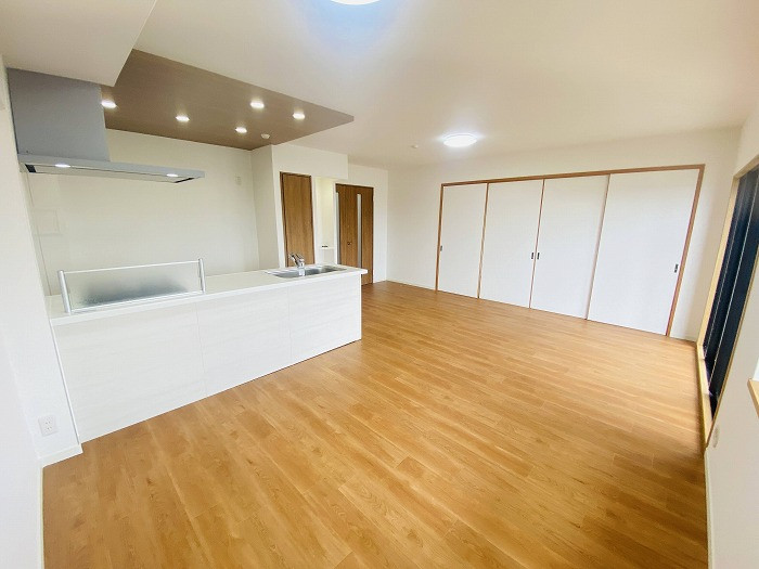 LDKは約17帖の空間。南西向きで陽当たりの良い室内は明るく開放的な雰囲気です。