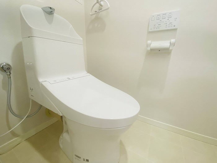 トイレも新品交換済みです。白を基調とした清潔感のある空間になりました。