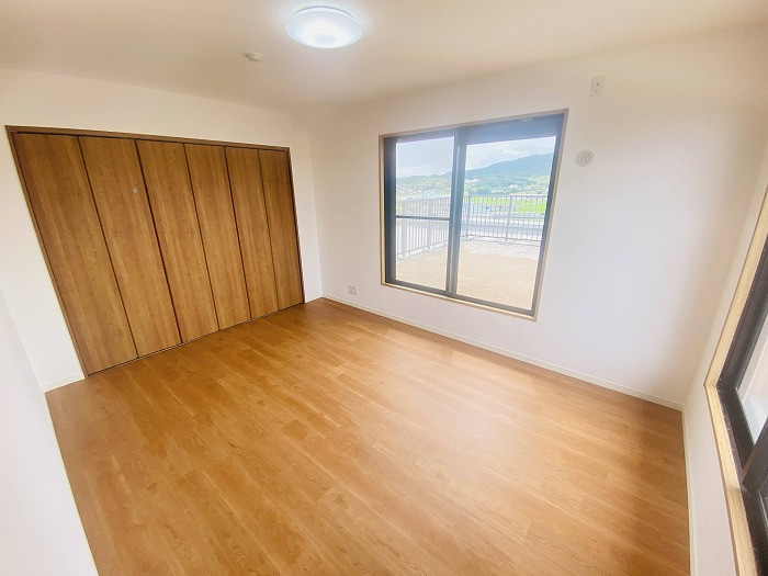 10階東側洋室約8帖。2面採光の明るいお部屋です。クローゼットも壁一面にあり収納力も高いです。