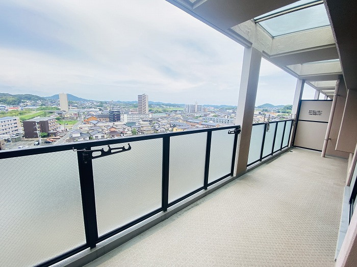 9階部分LDK隣接バルコニーです。こちらもゆとりのある広さでお洗濯ものなどもしっかりと干すことが出来ます。