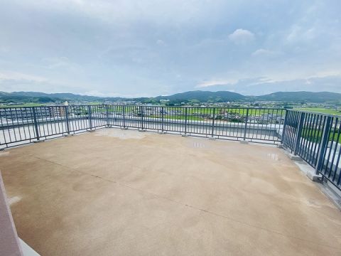 10階部分ルーフバルコニーです。かなりゆとりのある空間でお洗濯ものはもちろん、夏はお子様のプール遊びなど色々な活用が出来そうです。