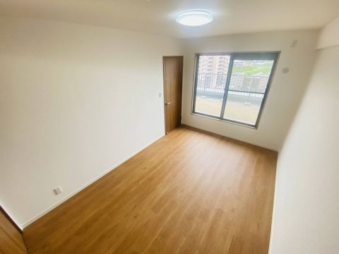 10階西側洋室約8帖です。窓からはバルコニーが広がり開放的です。