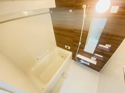 お風呂も新品交換済みです。落ち着いた色味のアクセントパネルでくつろぎの空間に仕上がっております。