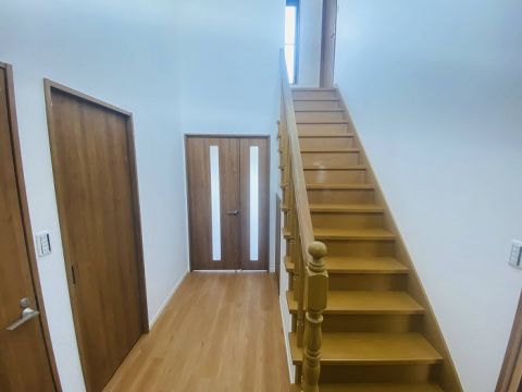 9階・10階間の室内階段です。明るい雰囲気の素敵な階段ですね。メゾネットタイプの角住戸なので、生活音の心配も少なくリラックスしてお過ごしいただけます。