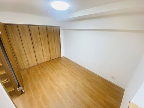 9階洋室約8帖です。壁一面のクローゼットで収納力も高いです。