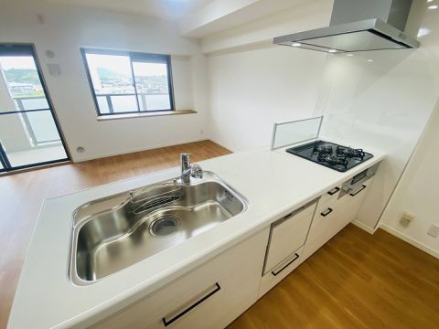 マンション外観です。オートロックやTVモニター付きインターホンなどセキュリティも充実しております。