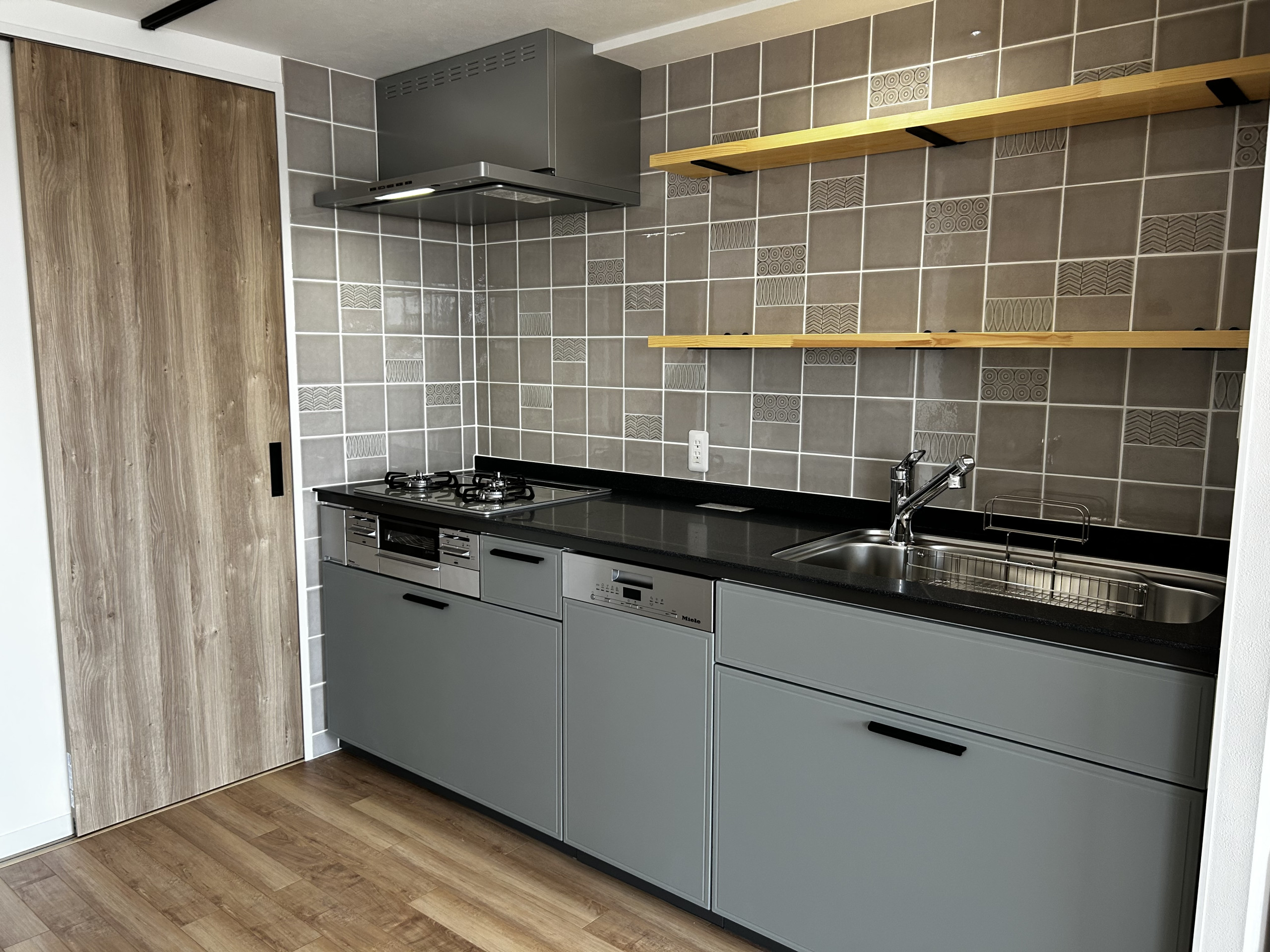 厚みのあるタイルが張られたキッチン