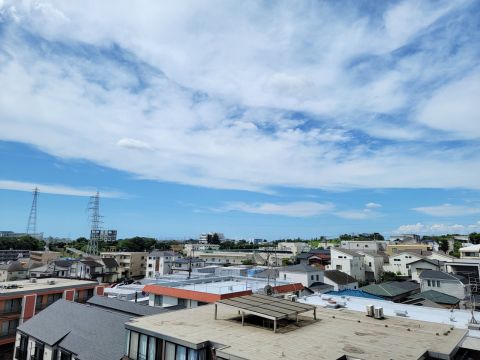 遠くまで見渡せる景色を、リノベーションされたリビングから望めます