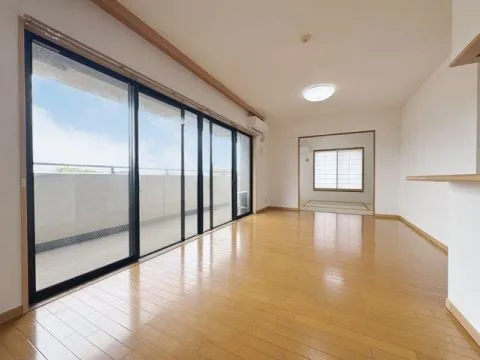 【リビング】南西向きのバルコニーに面したＬＤＫ。光と風をたっぷり取り込む爽やかなお住まいです！