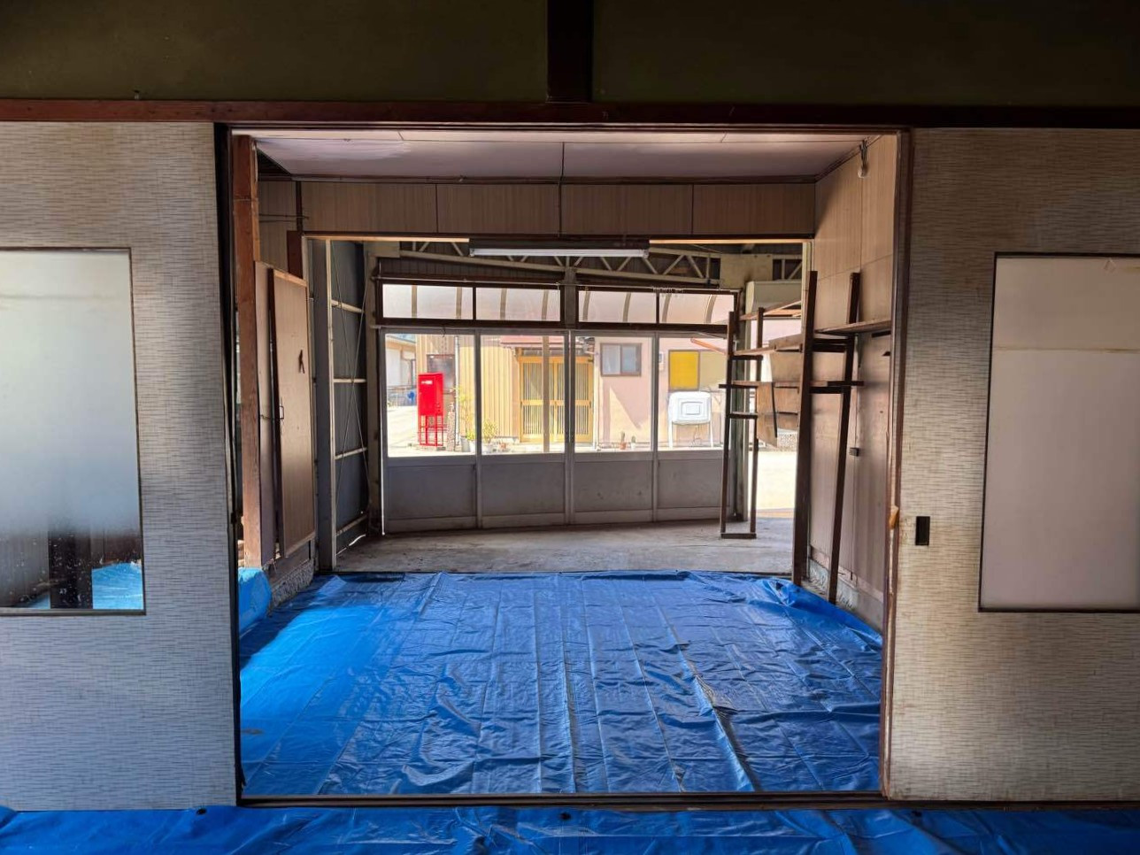 土間からは通りに面した大きな扉が付いているので、お店や外部収納にもおすすめです