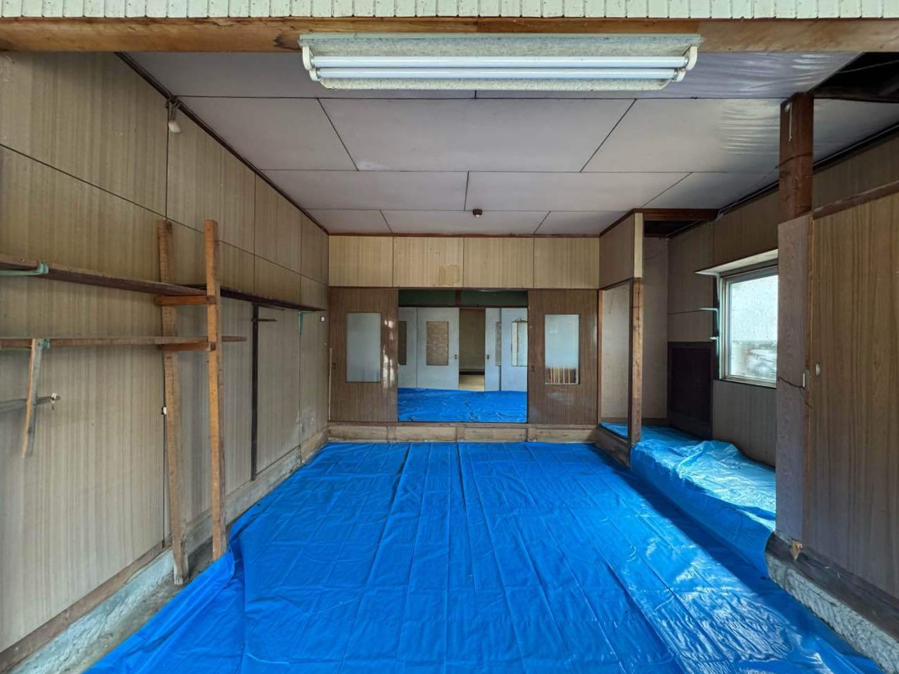 1階6帖和室と土間スペースには雨漏りがありますが、修繕すれば様々な用途に活用できる広々空間