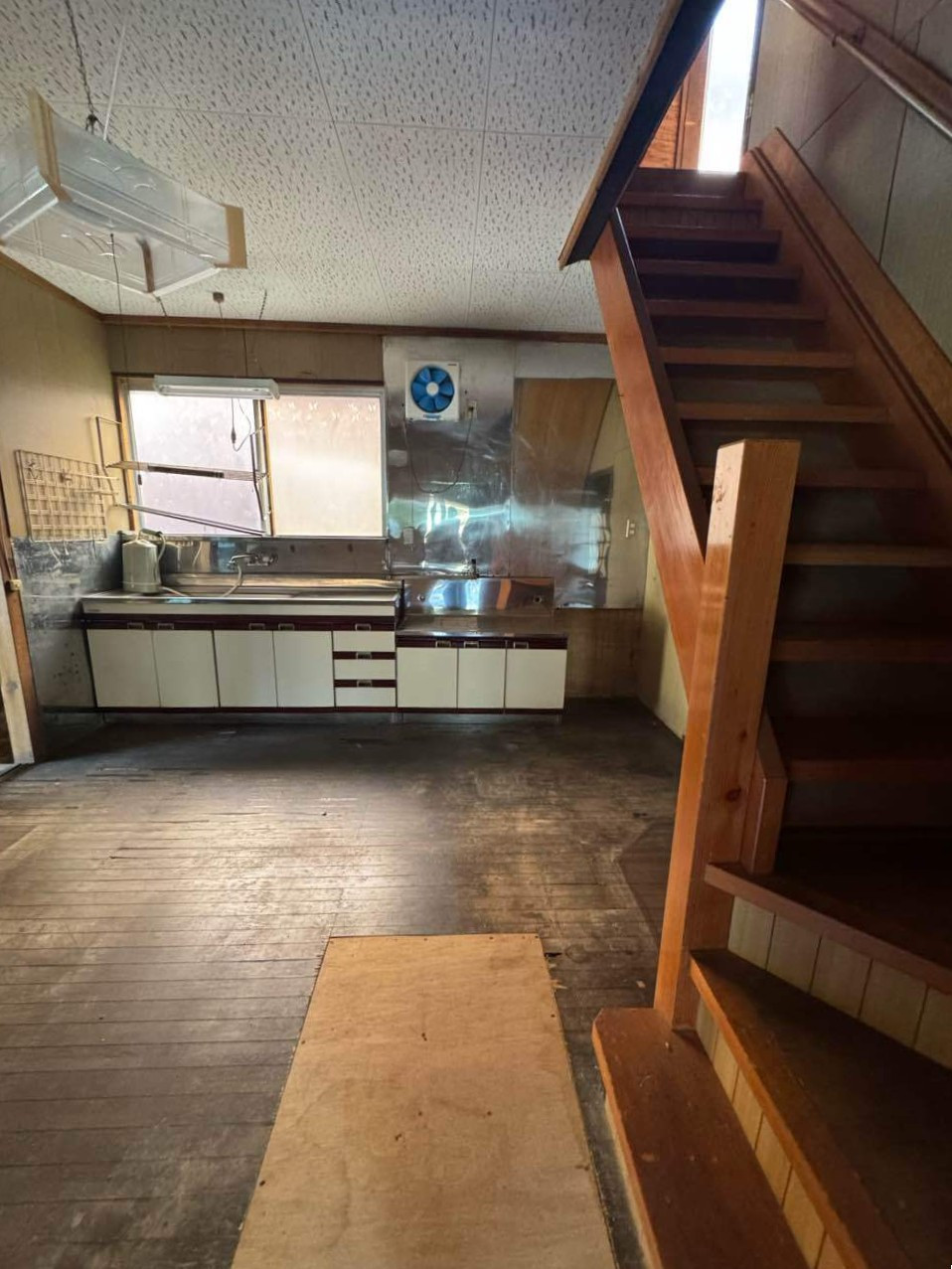 建物の中心近くに階段があるため、リビング階段のような間取りへの変更も可能です