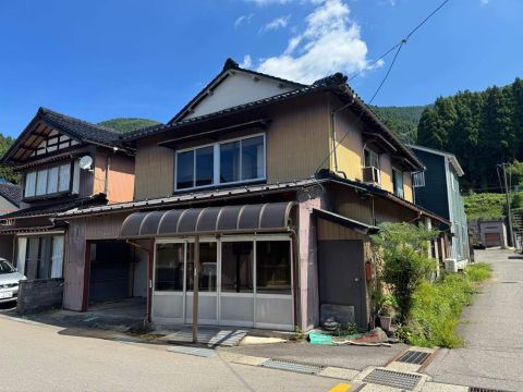 正面からの建物外観