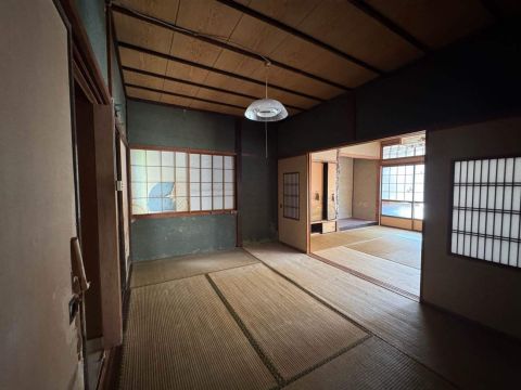 1階6帖和室、8帖和室押入れ仏間床の間付き