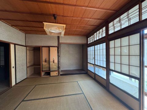 1階8帖の和室、レトロな雪見障子と床の間があり和風好きな方におすすめです