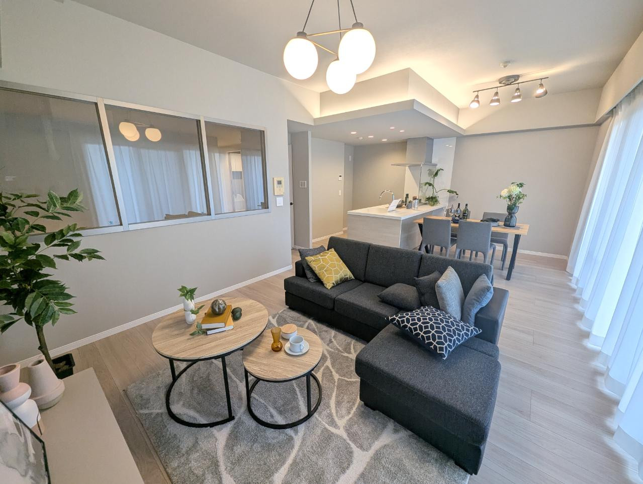 家族団らんできる広いリビング