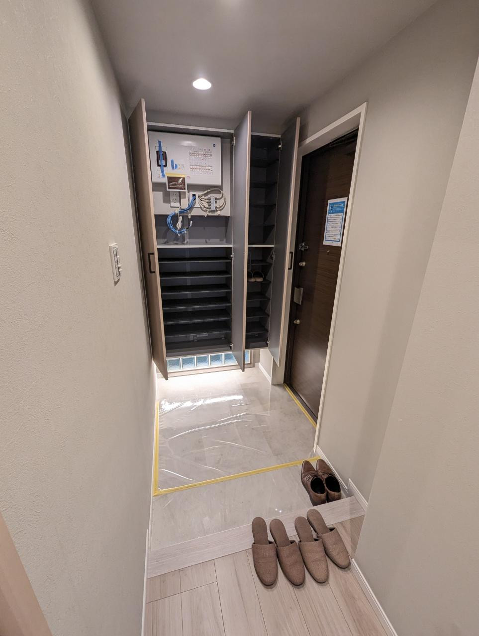 下駄箱下のタイルガラスがお洒落です