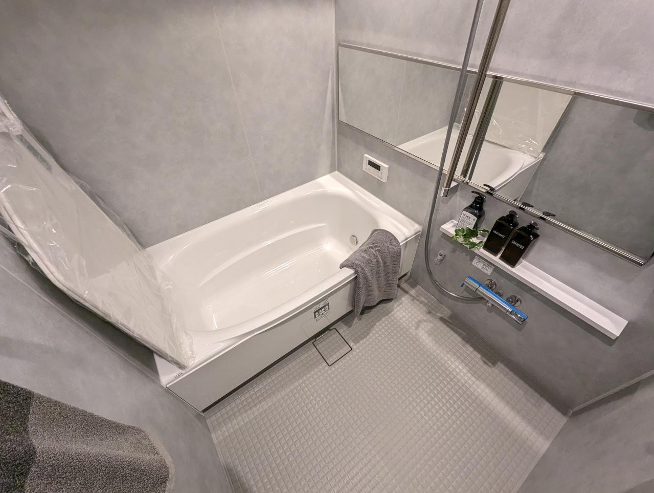 ワイドな鏡付きのゆったりバスです