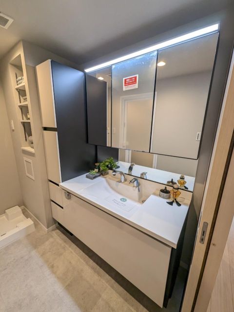 タオルも置ける棚付きです