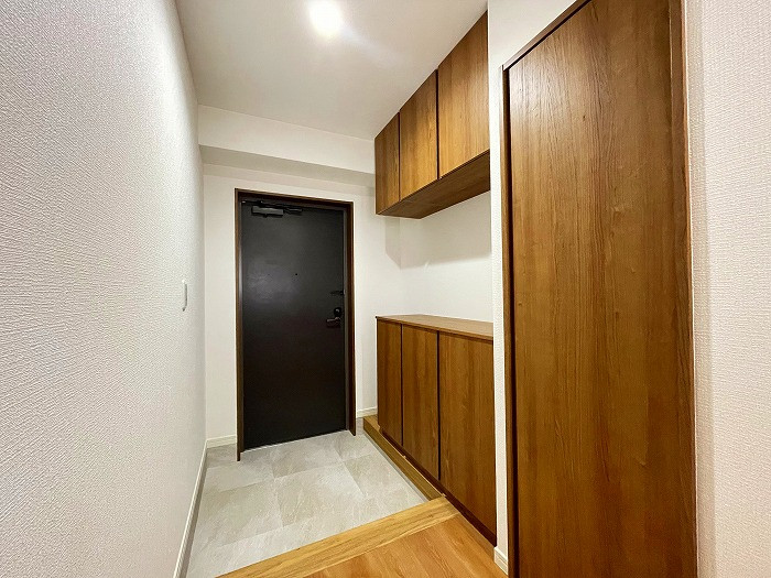 玄関はシューズボックス完備です。上下に分かれているタイプなので、インテリアも楽しむことが出来ます。