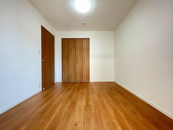 ６帖洋室です。リビングから出入りするお部屋になります。