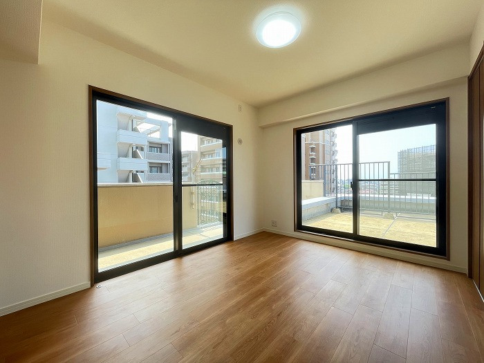 ６．１帖洋室です。バルコニーも見渡せるお部屋でガラス戸も大きく明るいお部屋です。