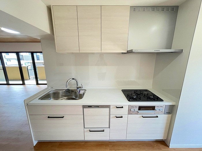 キッチンも新品交換済みです。食洗器付きで家事の負担を軽減してくれます。