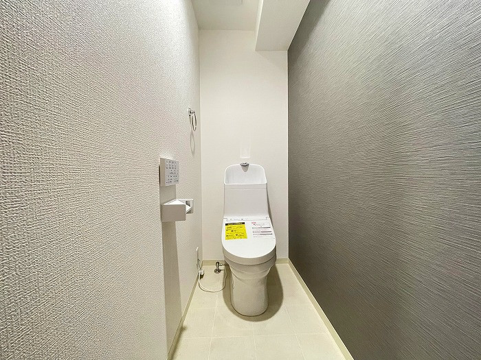 トイレも新品交換済みです。白を基調としたシンプルで清潔感のあるトイレになっています。