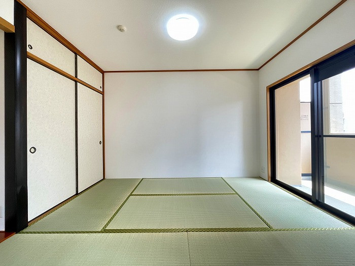 明るい和室です。客間としてもお子様の遊び場としてもお使いいただけます。