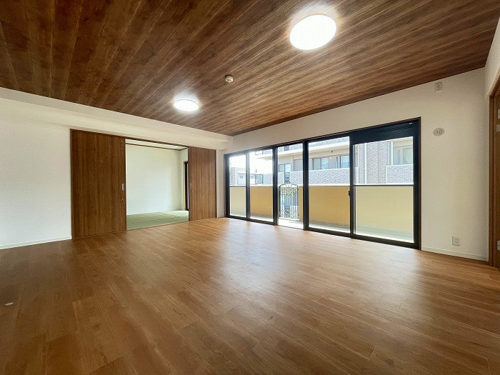 リビング別角度です。和室にもつながっておりますのでさらに解放感がございます。最上階で眺望も良好です。