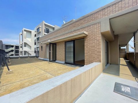 かなり広々としたルーフバルコニーです。趣味のスペースやペットの遊び場にも。お庭感覚で使えます。