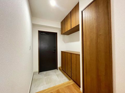 玄関はシューズボックス完備です。上下に分かれているタイプなので、インテリアも楽しむことが出来ます。