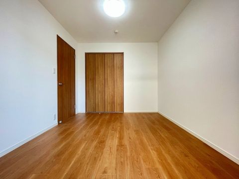 ６帖洋室です。リビングから出入りするお部屋になります。