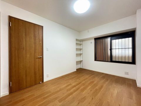 ６．３帖洋室です。棚もついておりますので本なども収納できます。