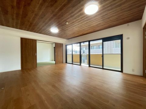 リビング別角度です。和室にもつながっておりますのでさらに解放感がございます。最上階で眺望も良好です。