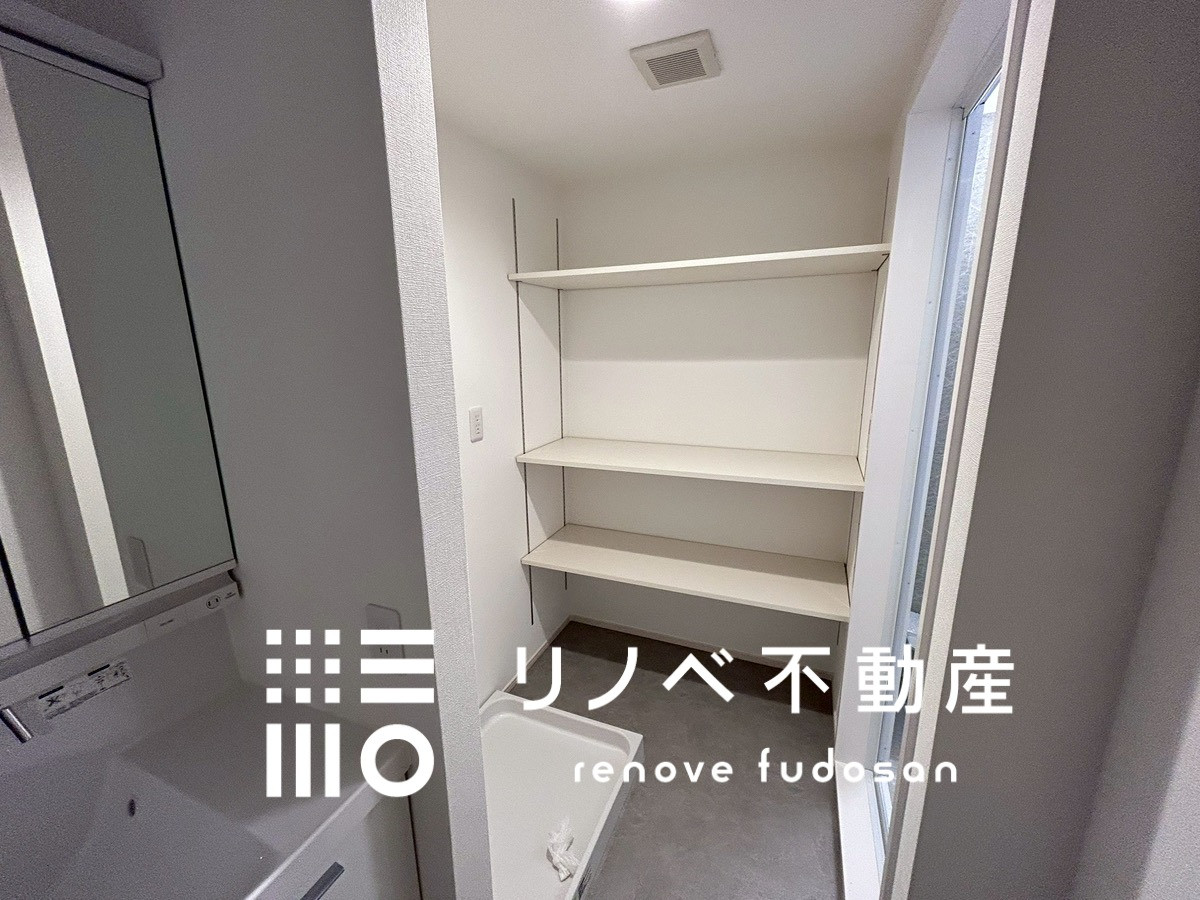 脱衣所には便利な収納シェルフを設置。タオルや洗剤、日用品の整理にぴったりです